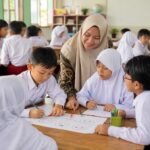 Guru mendampingi siswa berdiskusi dan mengenali emosi dalam suasana kelas yang aman