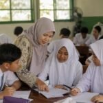 Guru mendampingi siswa meninjau dan memperbaiki pekerjaan dalam suasana belajar yang kolaboratif