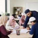 Guru mendampingi siswa dalam kegiatan belajar dengan aktivitas dan dukungan yang beragam di ruang kelas