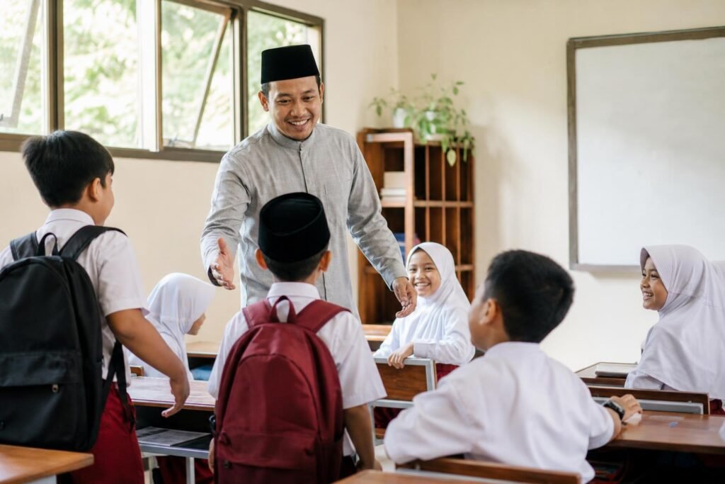 Guru menyambut siswa di kelas dengan suasana hangat, aman, dan inklusif