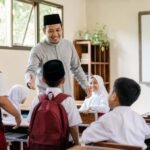 Guru menyambut siswa di kelas dengan suasana hangat, aman, dan inklusif